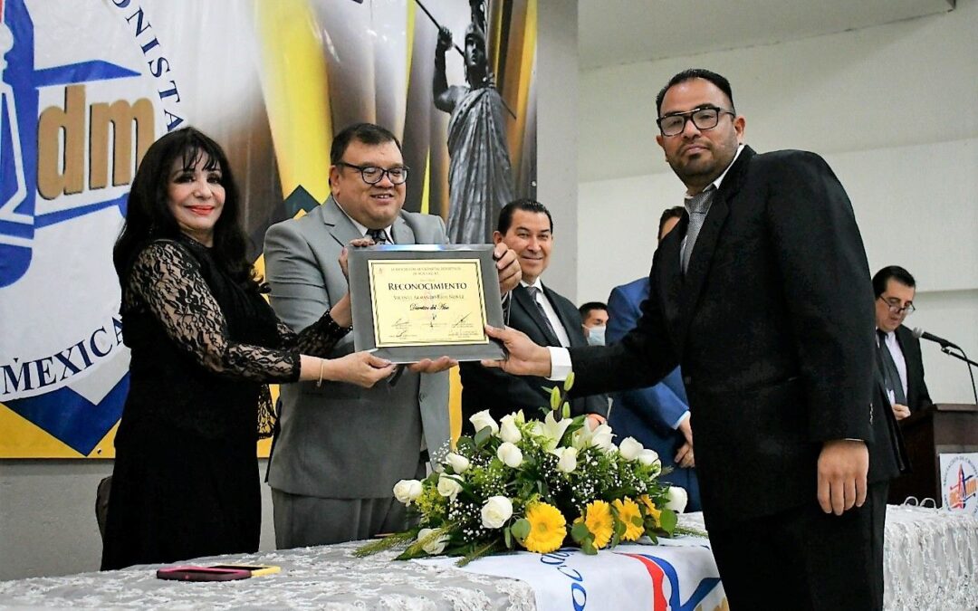 Recibe premio Cuauhtémoc al “Director deportivo del año” el maestro Vicente Ríos