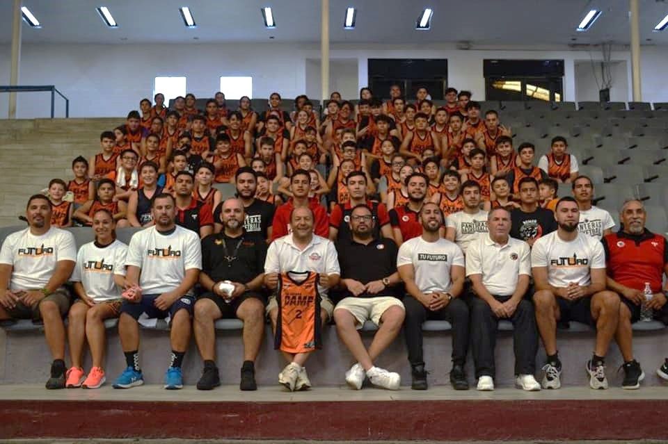 Refuerza Grupo Educativo a «Tu Futuro Basquetbol» en clínica deportiva