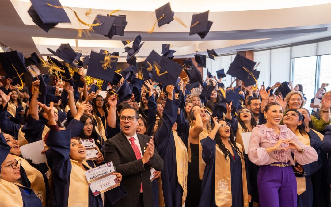Se gradúan de preparatoria, primera generación de beneficiarias del programa “tarjeta violeta”