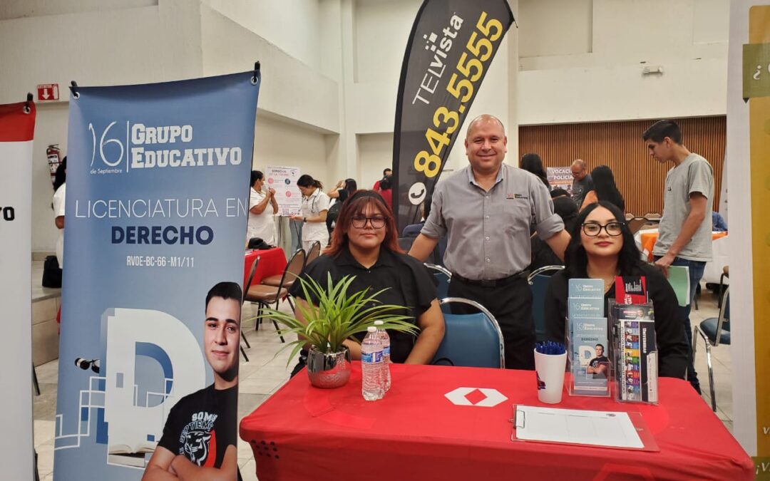 Alumnas de la licenciatura en Derecho participan en la Feria del Empleo brindando asesorías jurídicas.