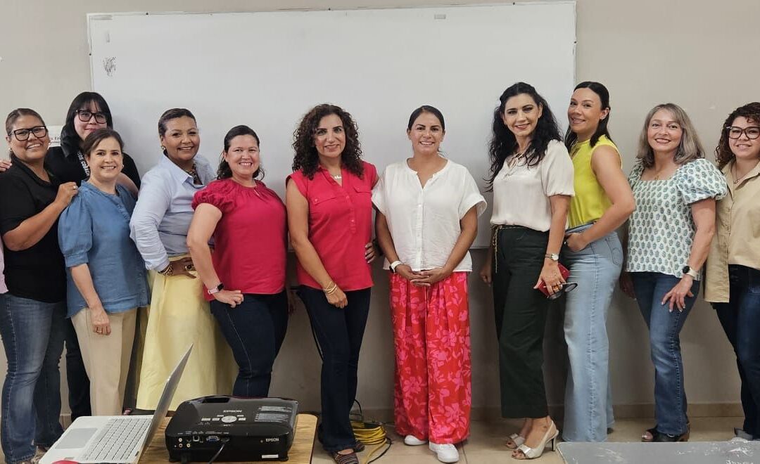 Docentes fortalecen su práctica académica a través del trabajo colaborativo.